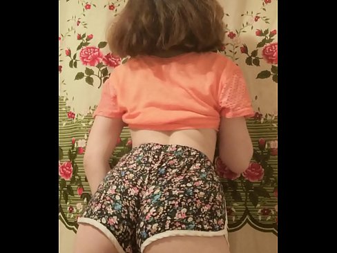 ❤️ Leanabh òg sexy a ’toirt dheth na shorts aice air a’ chamara ❤️  Pornagraf càileachd  leinn  ❌